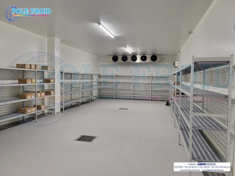 Chambre froide réalisée sur mesure avec étagères